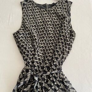 Banana Republic size S, Chiffon pleated sleeveless top with tie belt